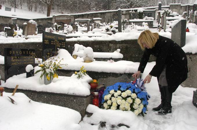 Vodja kabineta predsednika republike položila venec na grob nekdanjega predsednika republike Drnovška